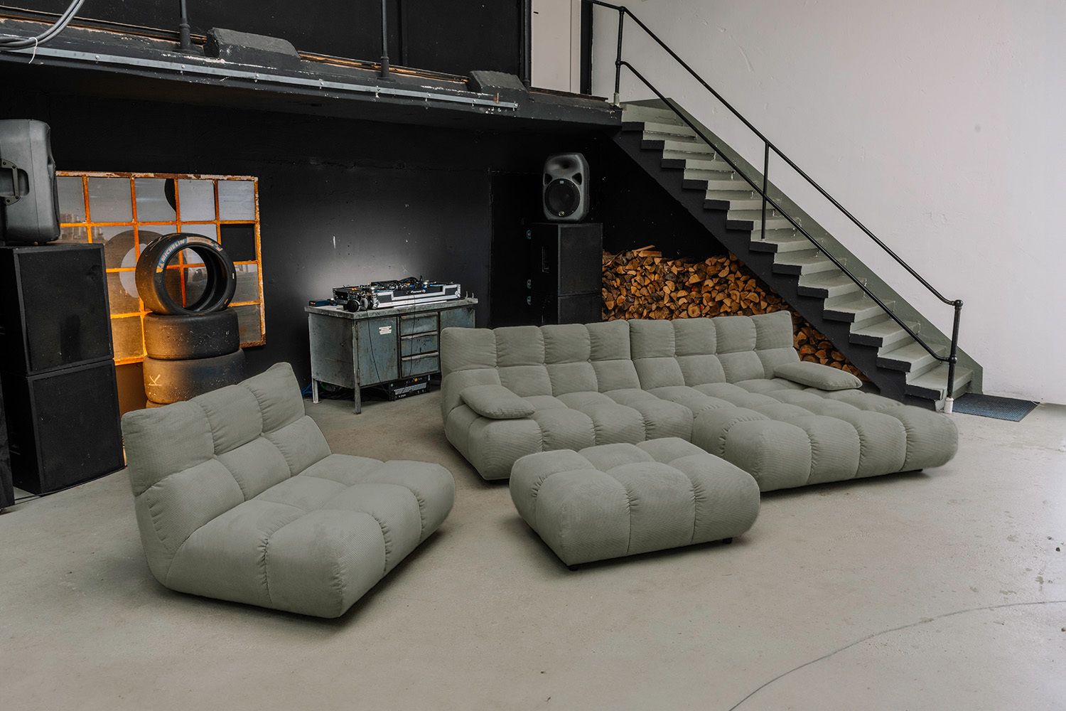 KAWOLA Sitzgruppe VIVIEN Ecksofa Drehsessel Hockerbank Feincord olivgrün