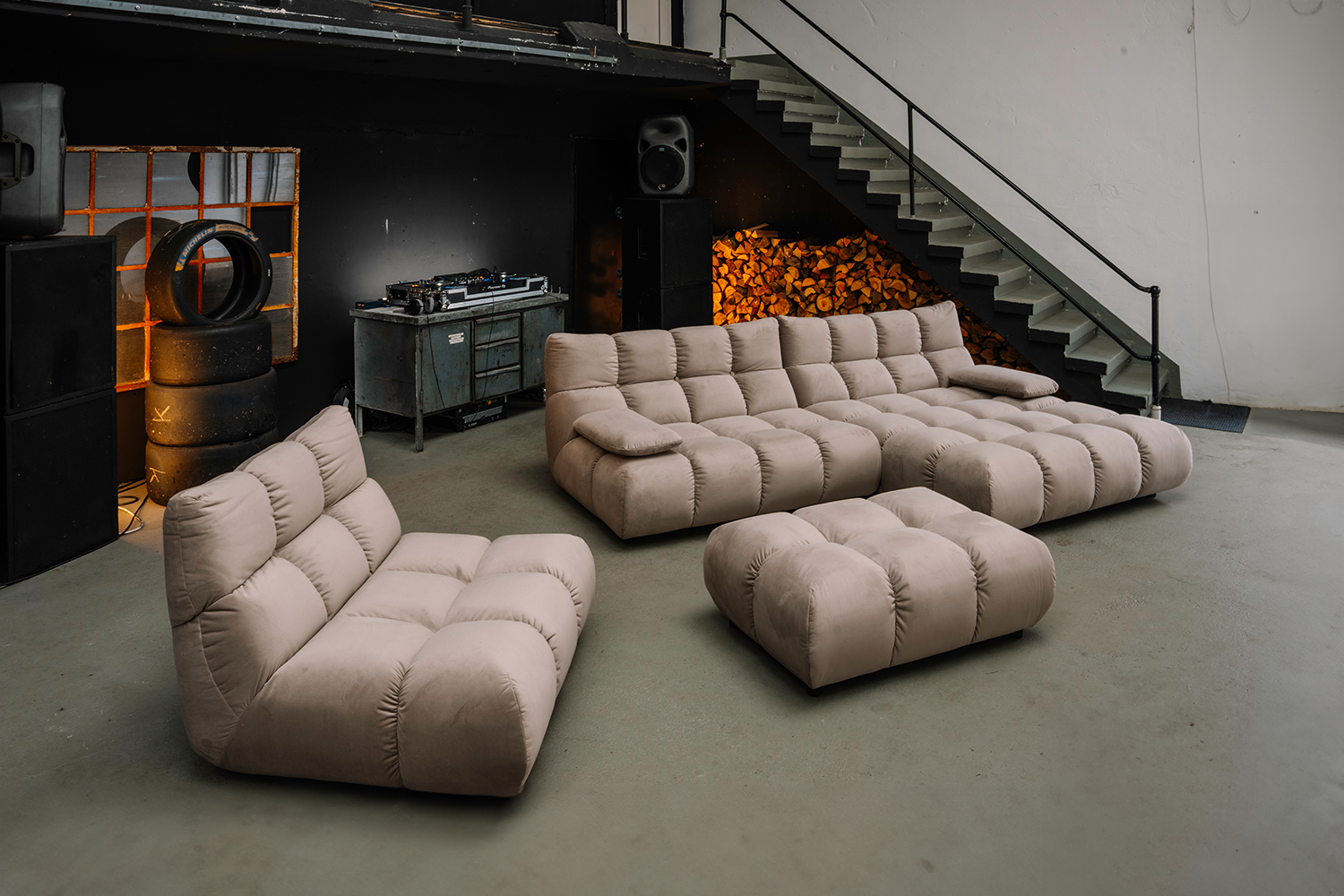 KAWOLA Sitzgruppe VIVIEN Ecksofa Drehsessel Hockerbank Velvet sand