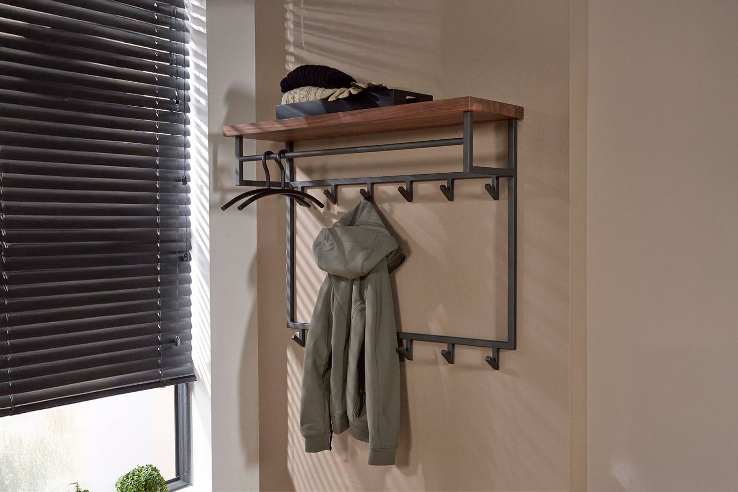 KAWOLA Garderobe ADELIA Nussbaum Metall Hutablage 12 Haken grau