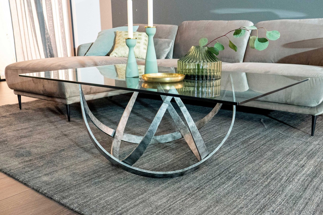 Eve Catania extravaganter Couchtisch mit Glasplatte