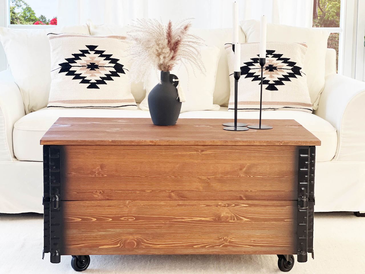 Vintage Truhentisch dunkelbraun XL aus massivem Kiefernholz auf Rollen