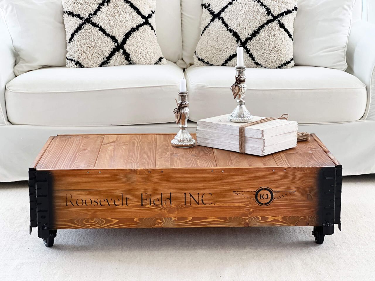 Vintage Couchtisch 'Roosevelt Field' hellbraun mit Rollen